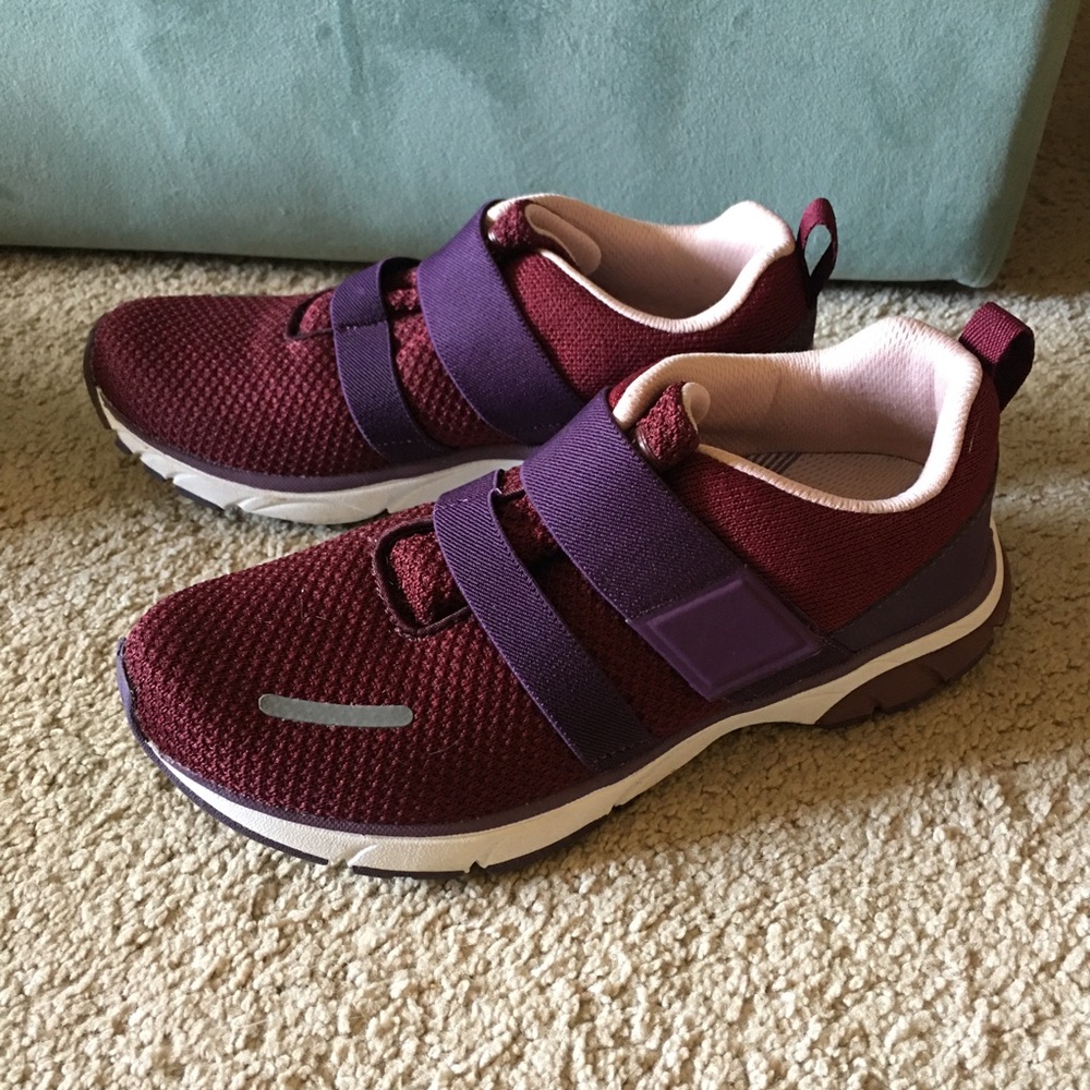 Vionic Milan Sneaker Wine size 6